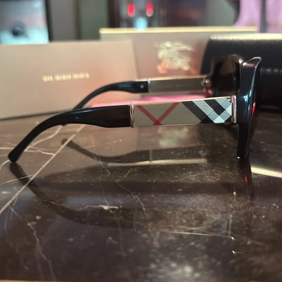 Burberry black lens sunglasses with nova check print on both sides